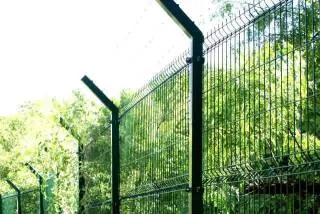 Reja DEACERO con poste bayoneta y alambre de púas para seguridad